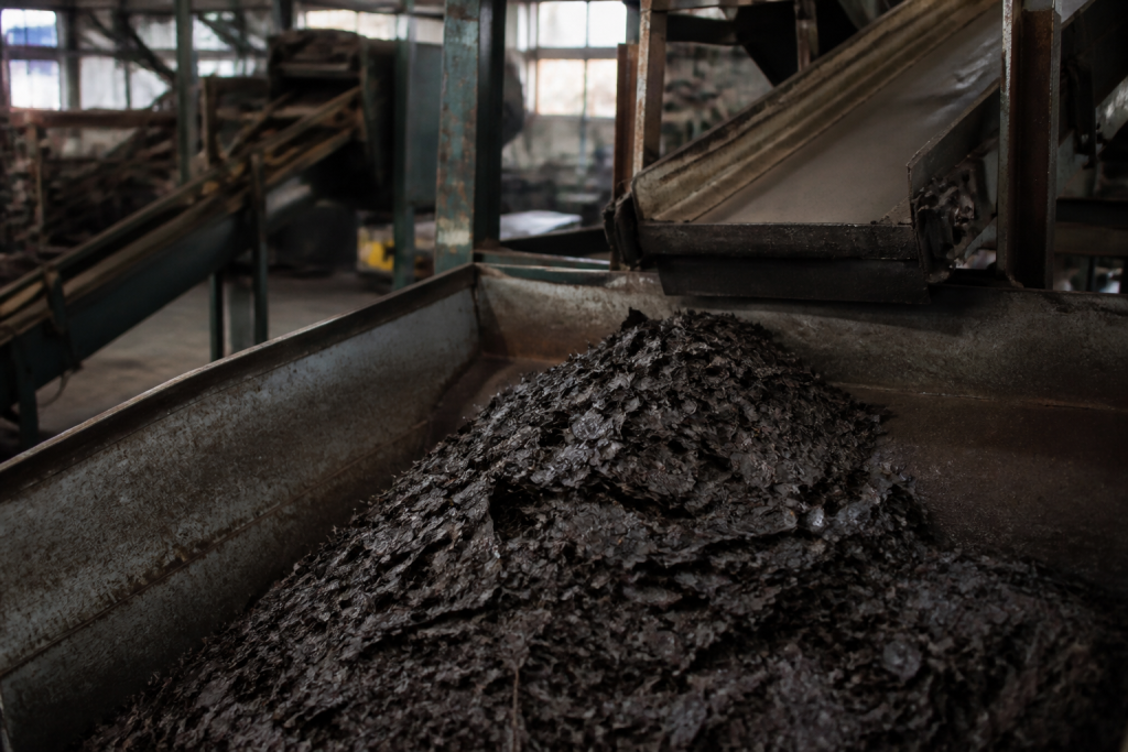 Feuilles sombres argent machine usine extraction industrielle