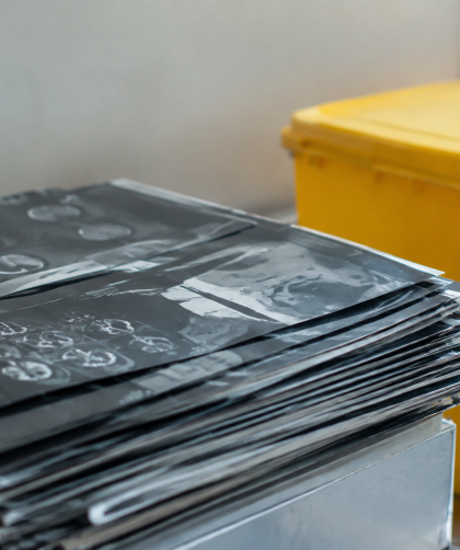 Images medicales grises empilees conteneur tri jaune