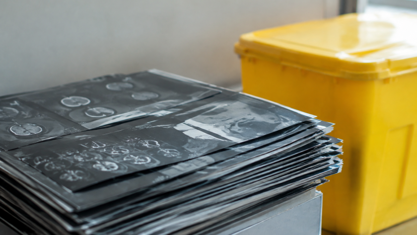 Images medicales grises empilees conteneur tri jaune