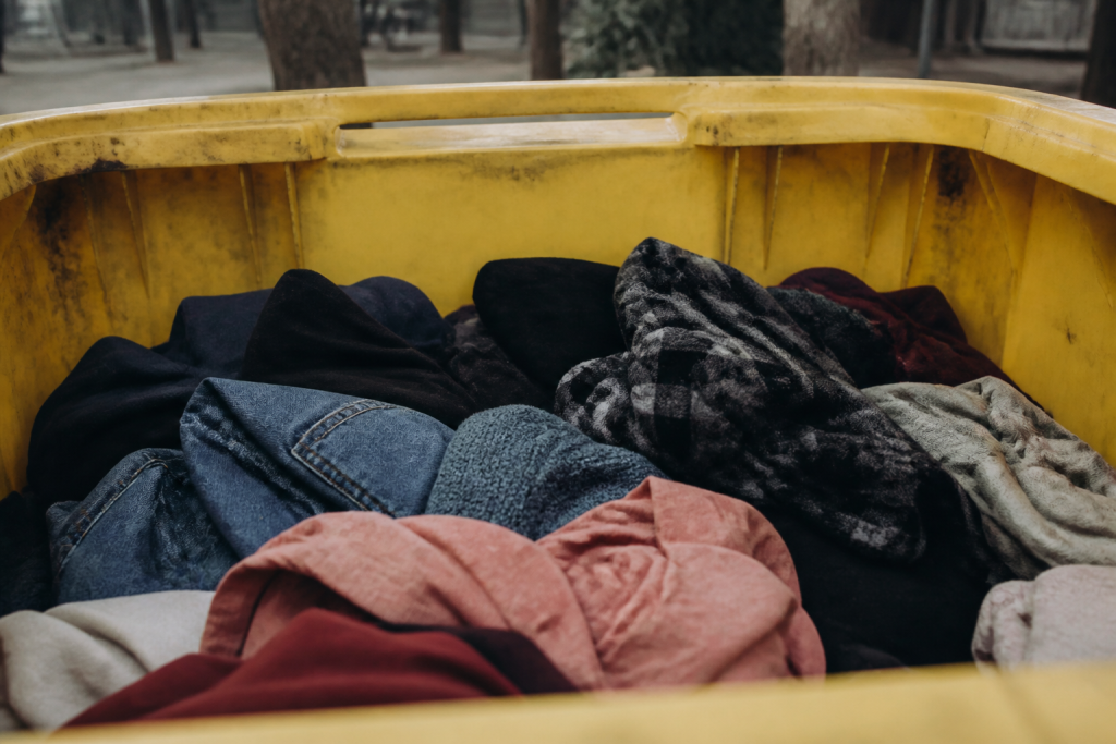 Vetements usages dans bac collecte selectif
